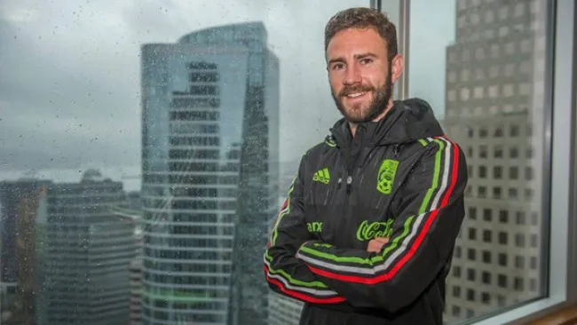 Miguel Layún posa durante una sesión fotográfica para RÉCORD