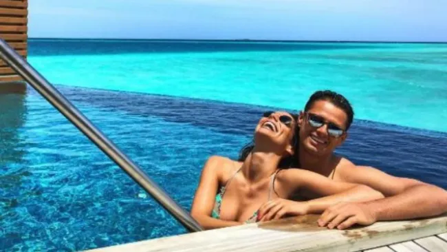 Lucía Villalón y CH7 posan en una fotografía