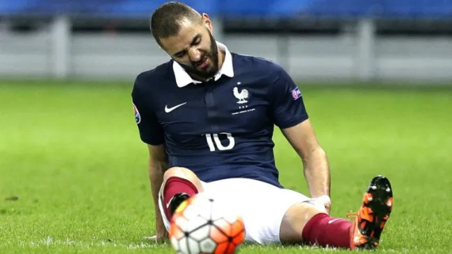 Karim Benzema se duele en la cancha