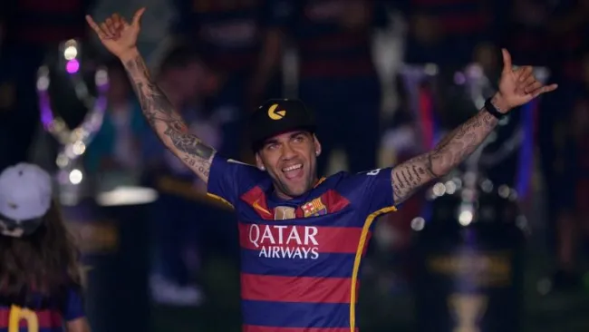 Alves celebrando en un evento del Barcelona