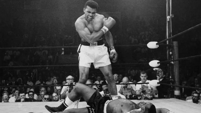 Muhammad Ali frente a su oponente Sonny Liston