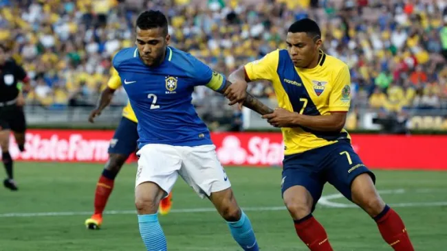 Montero y Alves pelean un balón 