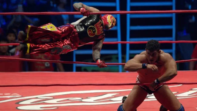 Momento en que Rey Mysterio le hace un '619' a ECIII