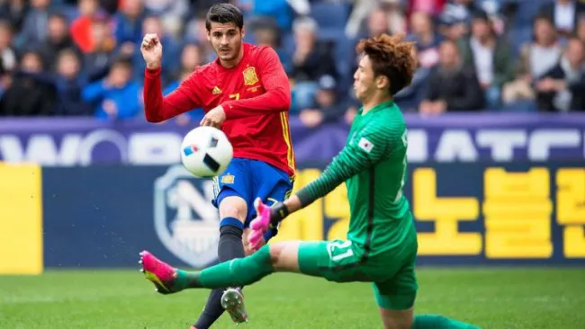 Morata dispara para vencer al guardameta rival