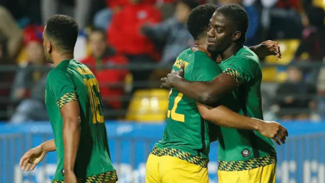 Los jugadores de Jamaica festejan tras marcarle a Chile