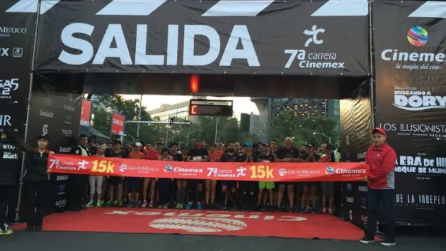 Participantes durante la salida de la Carrera Cinemex
