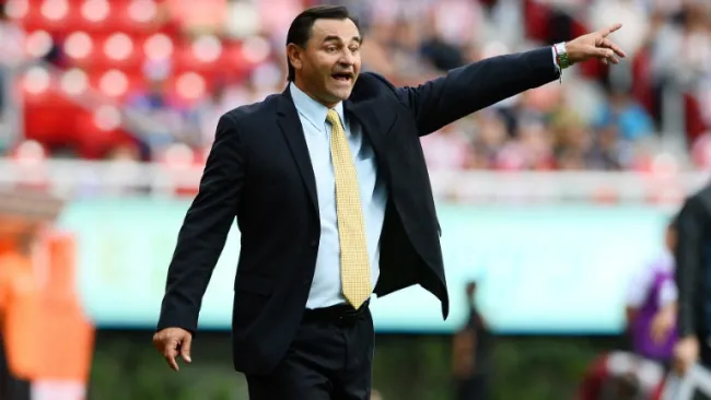 Bustos reparte instrucciones en partido de Chivas