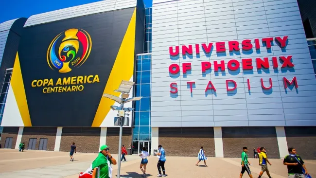 La entrada al estadio de la Universidad de Phoenix