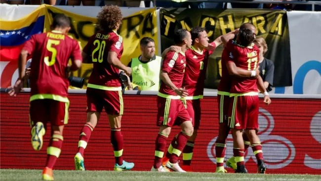 Jugadores de la Vinotinto festejando el gol de Martínez