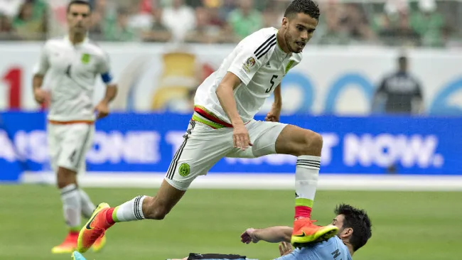 Diego Reyes conduce balón contra Uruguay 