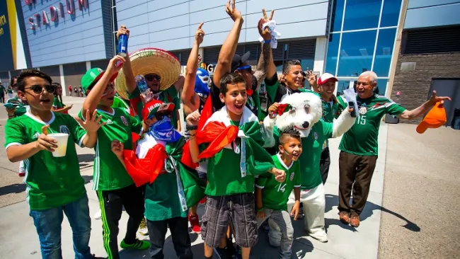 La afición mexicana afuera del estadio de la Universidad de Phoenix