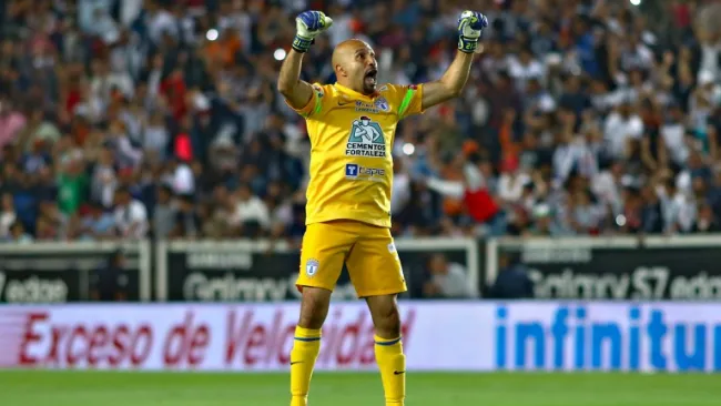 El Conejo Pérez celebra uno de los goles de Pachuca en la Final
