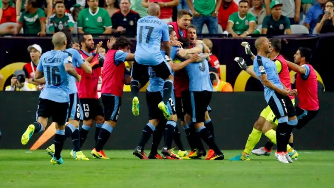 Jugadores uruguayos festejando el tanto de Godín
