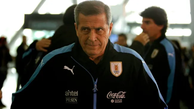 Óscar Tabárez en la concentración de Uruguay