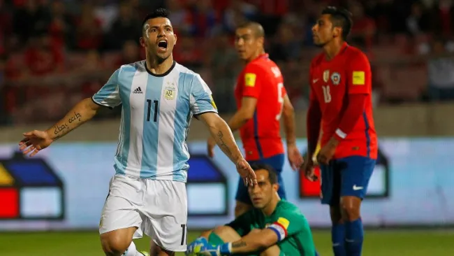 Sergio Agüero celebra un gol frente a Chile