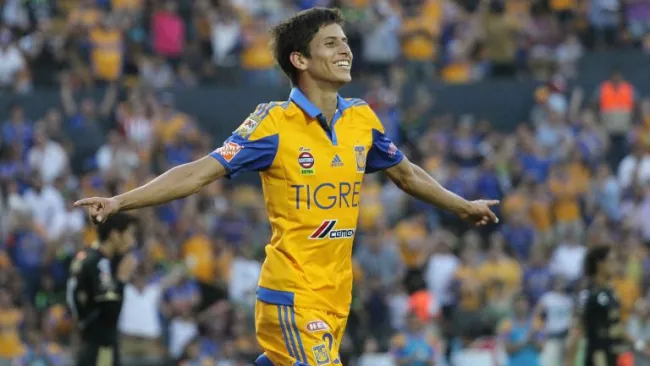 Jürgen Damm celebra un gol con Tigres