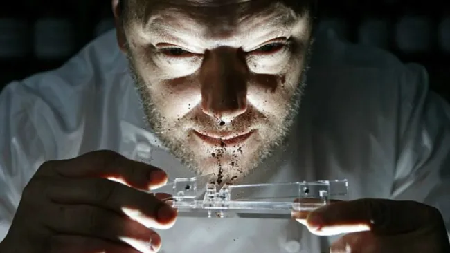 Persoone mostrando como inhalar chocolate