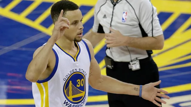 Stephen Curry celebrando un tiro de tres con los Warriors
