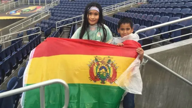 Niños bolivianos después de la lluvia