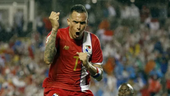 Blas Pérez festeja el gol de la victoria frente a Bolivia