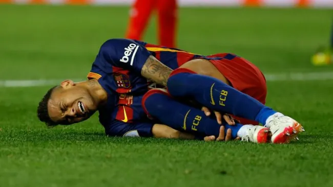 Neymar se lamenta por una falta en un partido