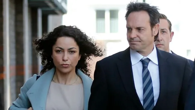 Eva Carneiro arriba al tribunal de la mano de su pareja