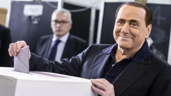 Silvio Berlusconi ejerce su voto en elecciones municipales