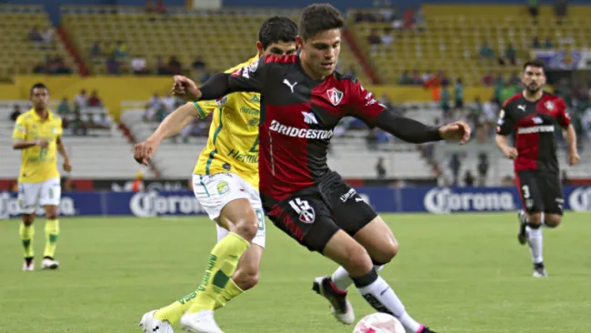 Alfonso González conduce el balón en juego de Atlas
