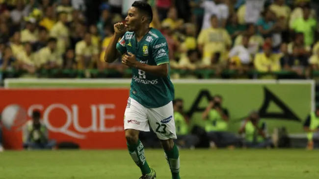 Gallito Vázquez celebra gol con León 