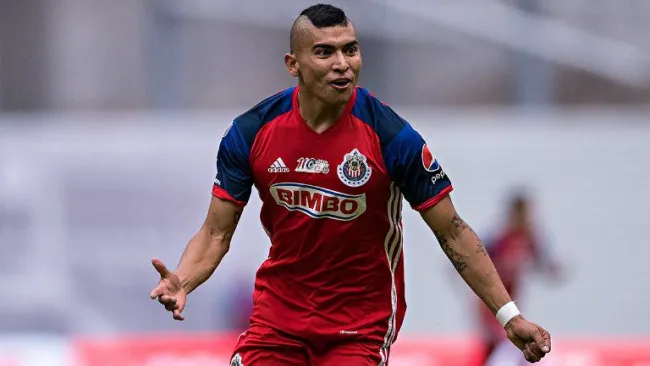 Orbelín Pineda festeja una anotación con Chivas