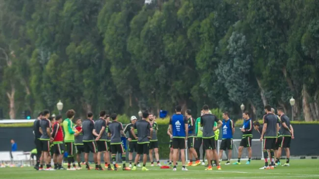 Los jugadores de México escuchando las indicaciones de JC Osorio
