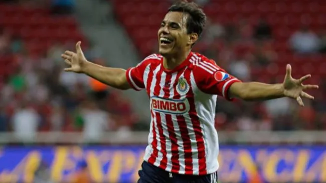 Bravo celebra un gol con el club tapatío