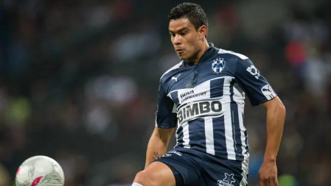 Pablo Barrera controla balón en juego con Monterrey