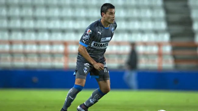 Pablo Barrera conduce el esférico en partido con Monterrey