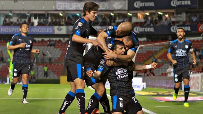 Jugadores del Querétaro festejan un gol en el C2016