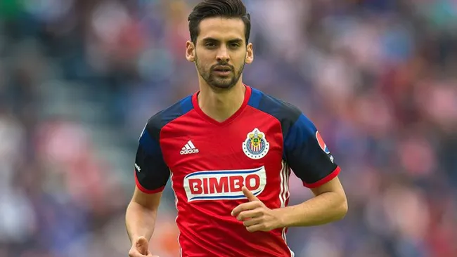 Raúl López en un partido con su antiguo equipo Chivas