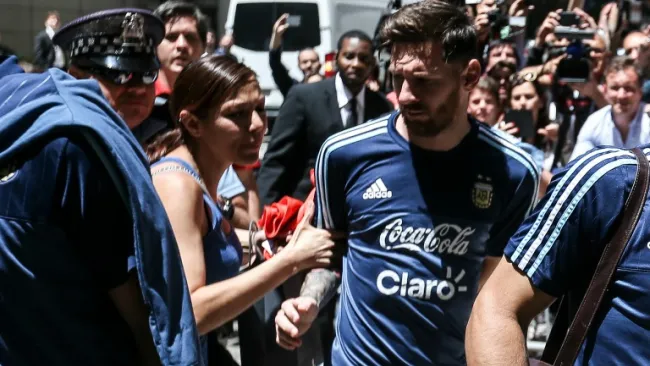 El astro argentino, Lionel Messi, es abordado por una aficionada mexicana