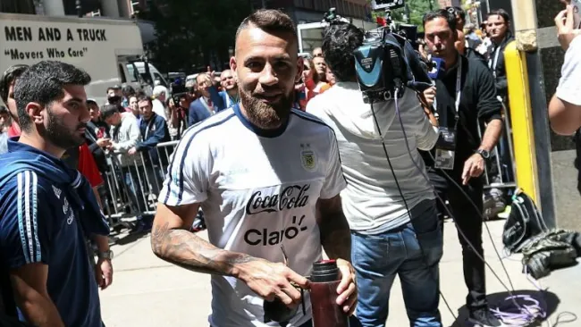 Nicolás Otamendi arribando a un hotel en Chicago