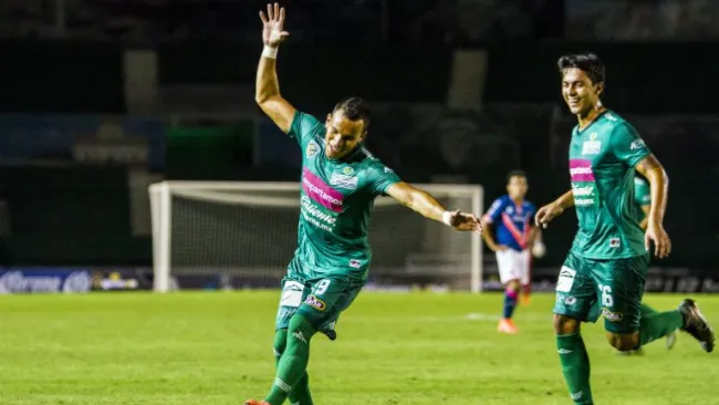González festeja uno de sus goles en Copa MX