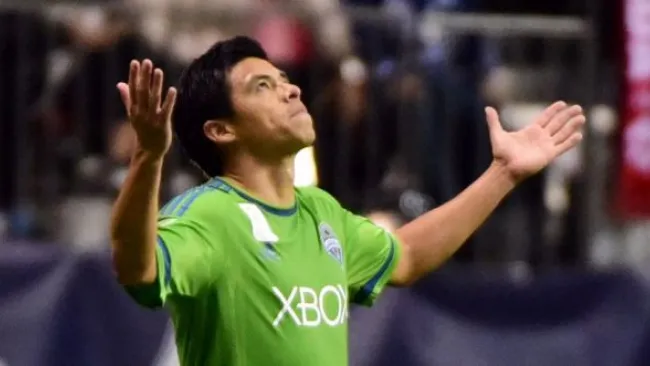 Pineda entra al campo en un juego del Seattle Sounders