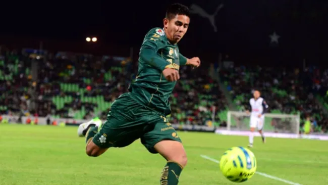 Calderón prepara un tiro en cotejo de Santos