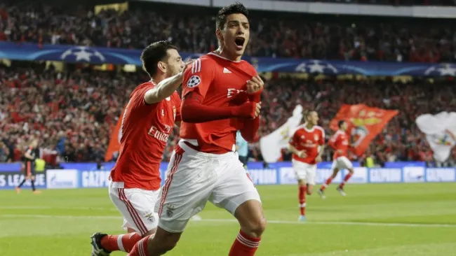Raúl Jiménez celebra una anotación con el Benfica