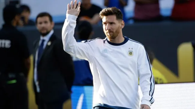 Messi saluda en entrenamiento de Argentina