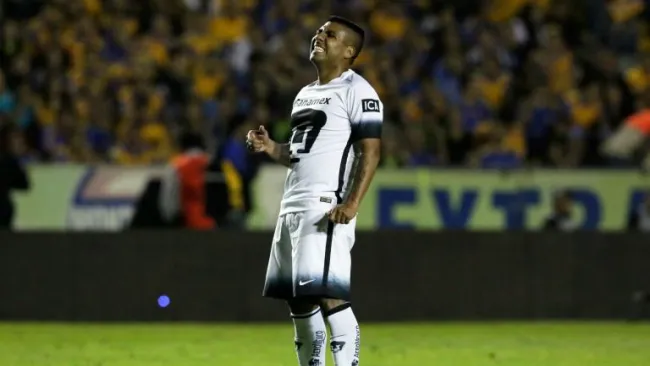 Daniel Ludueña en un partido de Pumas