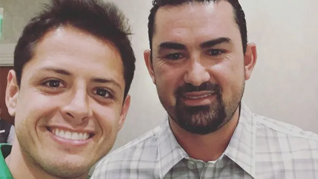 Chicharito se toma selfie con Adrián González