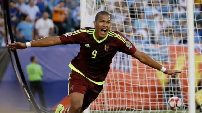 Salomón Rondón fetseja un gol con Uruguay