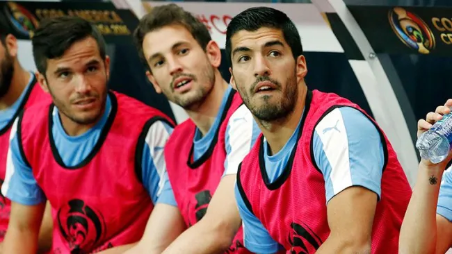Luis Suárez observa el partido contra México desde la banca