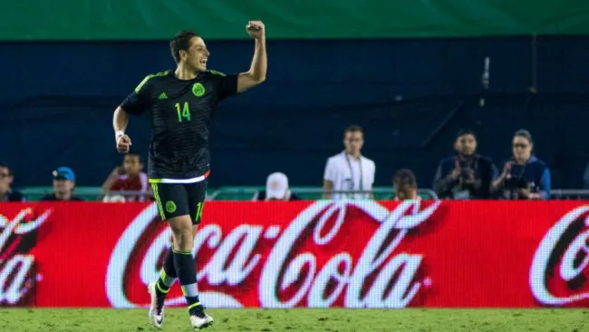 Javier Hernández festeja un gol con el Tri