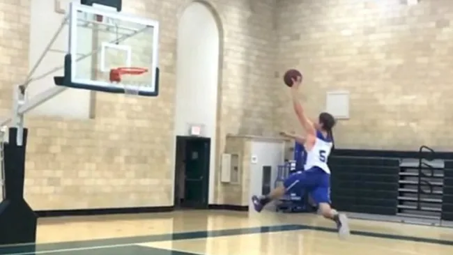 Momento en que Patrick vuela desde la línea de tiros libres