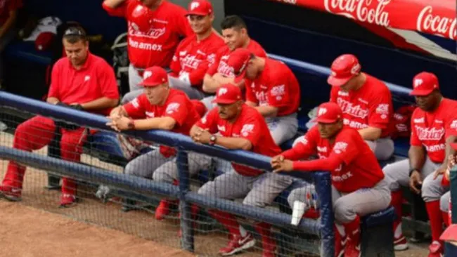 Los Diablos Rojos observan el juego desde el dugout